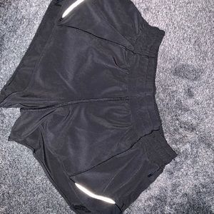 Black Lululemon hotty hot shorts 2.5”